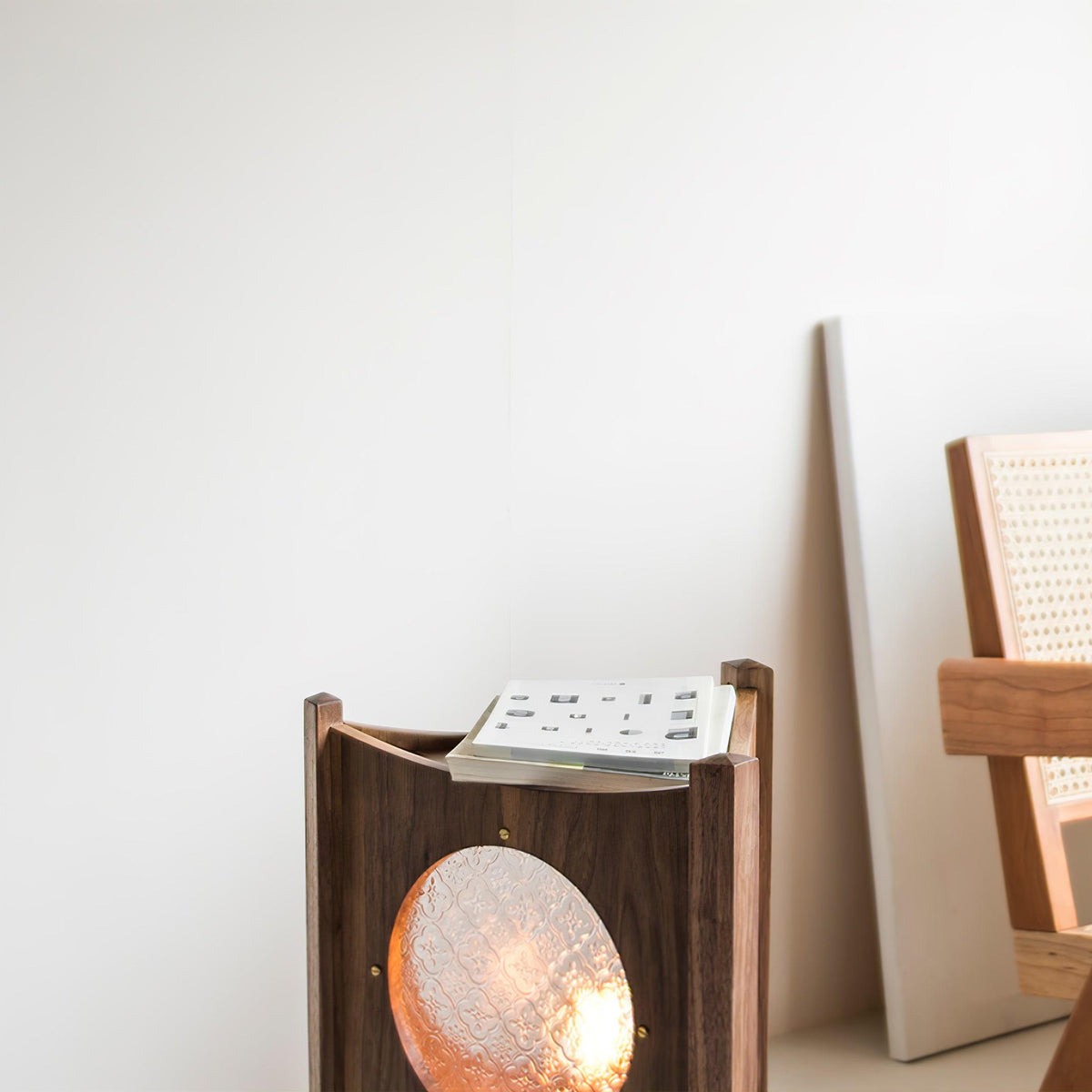 Carvora vloerlamp van walnoothout