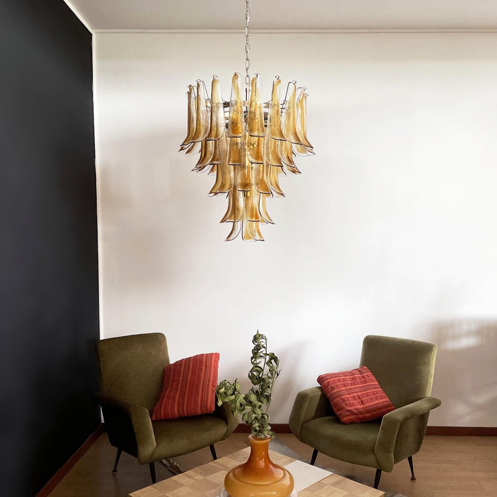 Celorian kroonluchter met amberkleurige Murano-glasbloemblaadjes in gelaagde lotusbloemen met bloemblaadjes