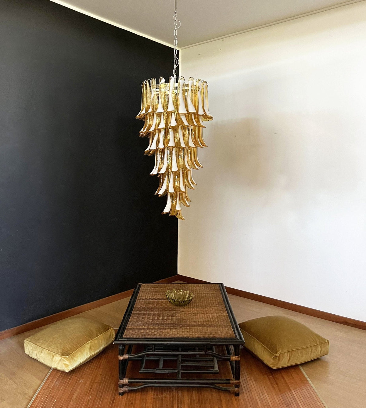 Lumenaine kroonluchter met amberkleurige Murano-spiralen en witte bloemblaadjes