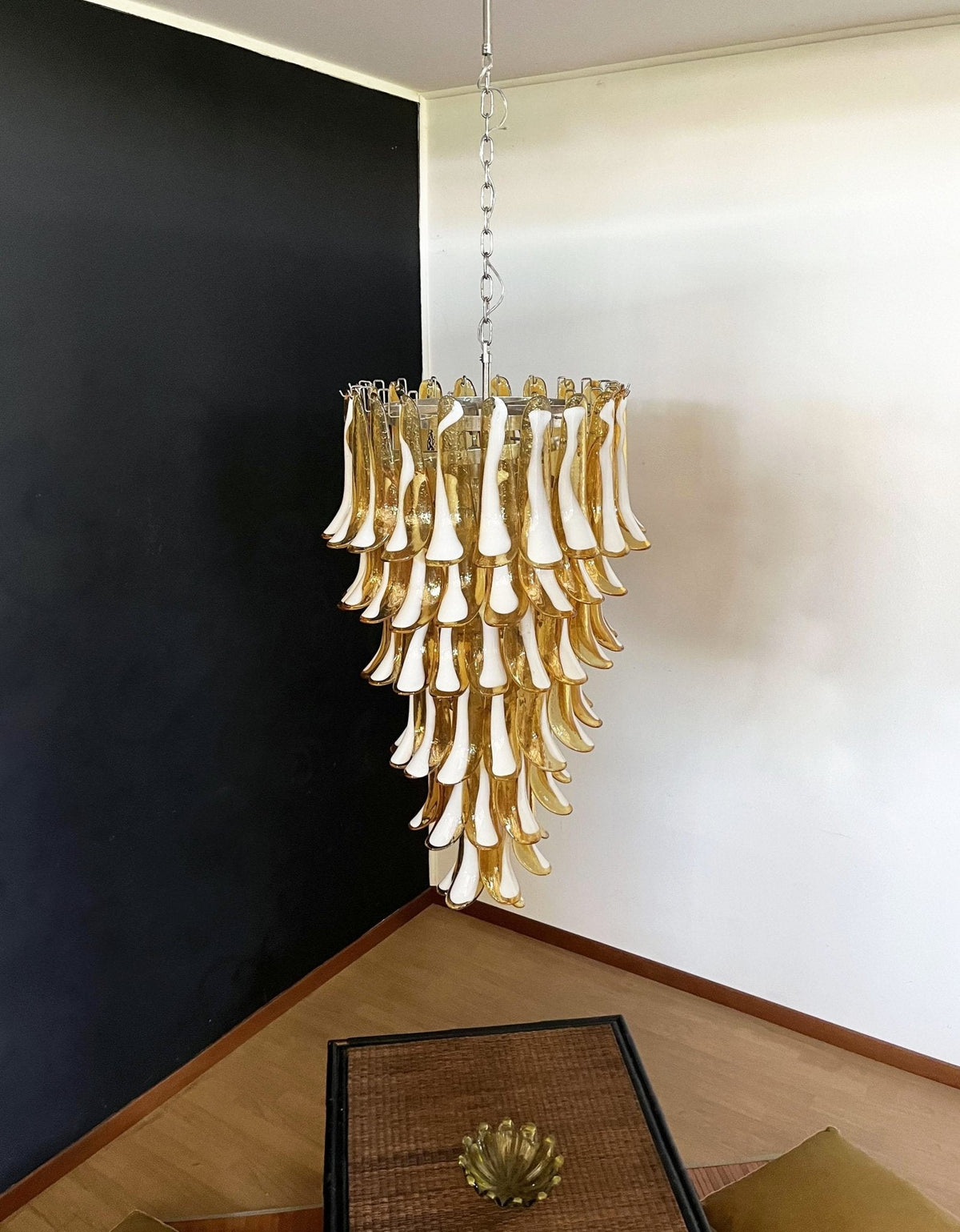 Lumenaine kroonluchter met amberkleurige Murano-spiralen en witte bloemblaadjes