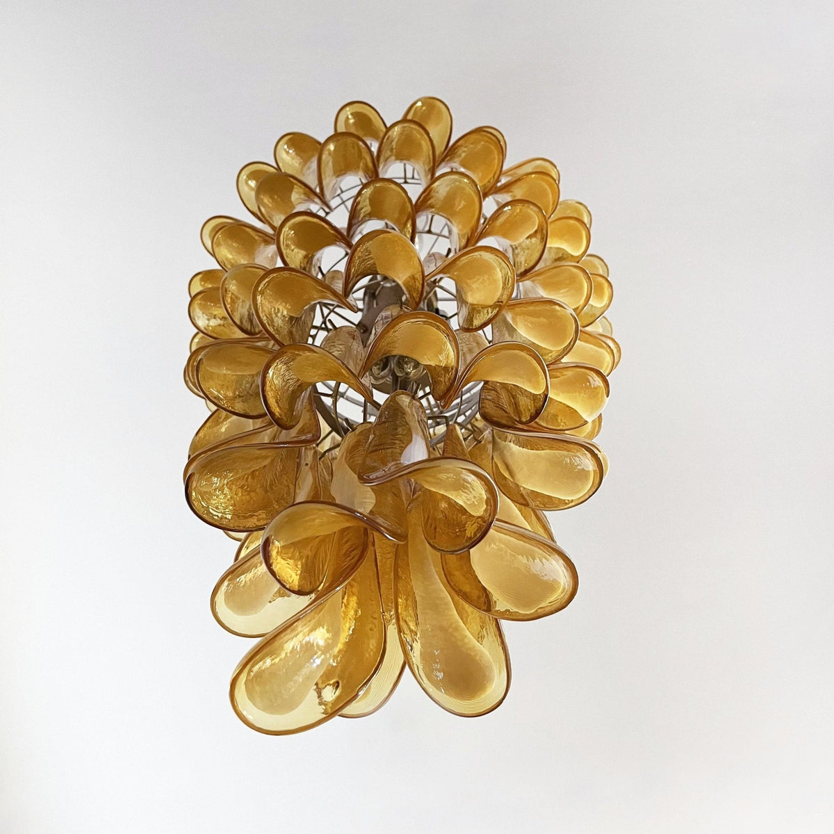 Lumenaine kroonluchter met amberkleurige Murano-spiralen en witte bloemblaadjes