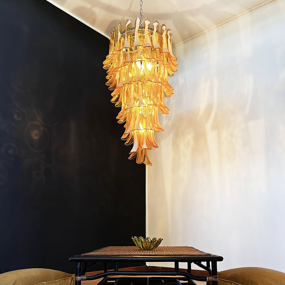 Lumenaine kroonluchter met amberkleurige Murano-spiralen en witte bloemblaadjes