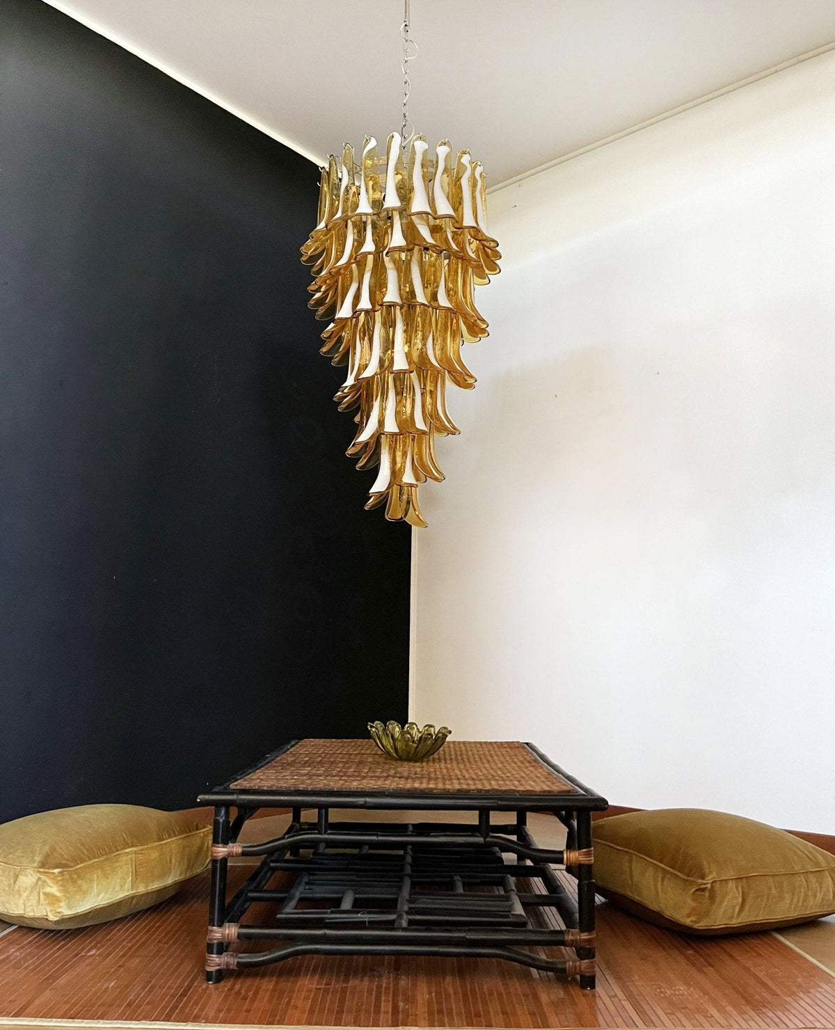 Lumenaine kroonluchter met amberkleurige Murano-spiralen en witte bloemblaadjes