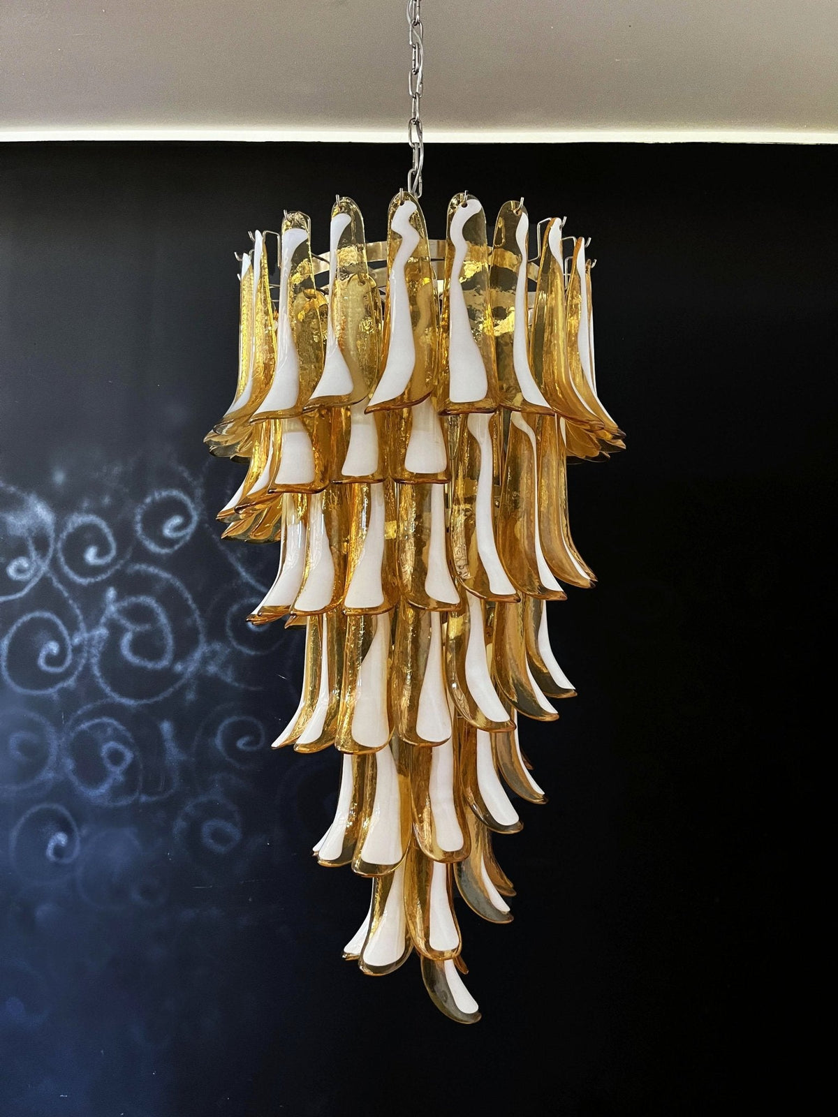 Lumenaine kroonluchter met amberkleurige Murano-spiralen en witte bloemblaadjes