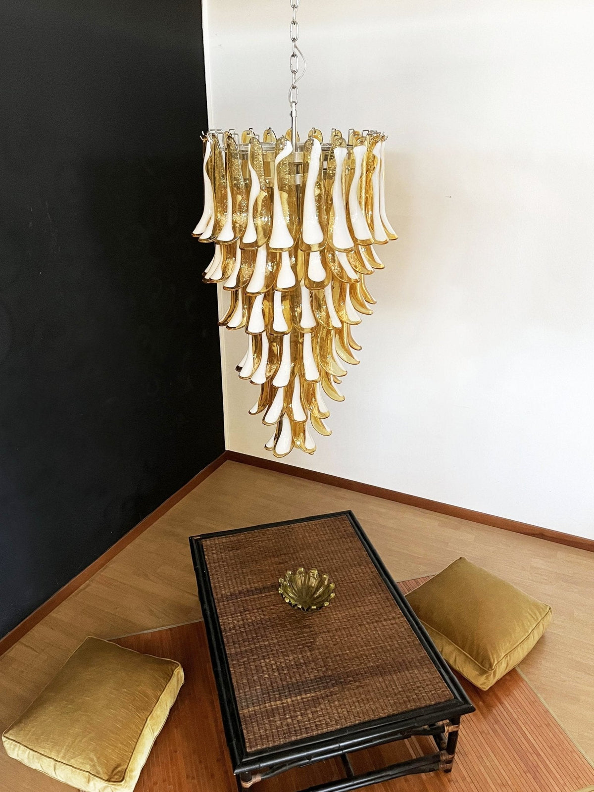 Lumenaine kroonluchter met amberkleurige Murano-spiralen en witte bloemblaadjes