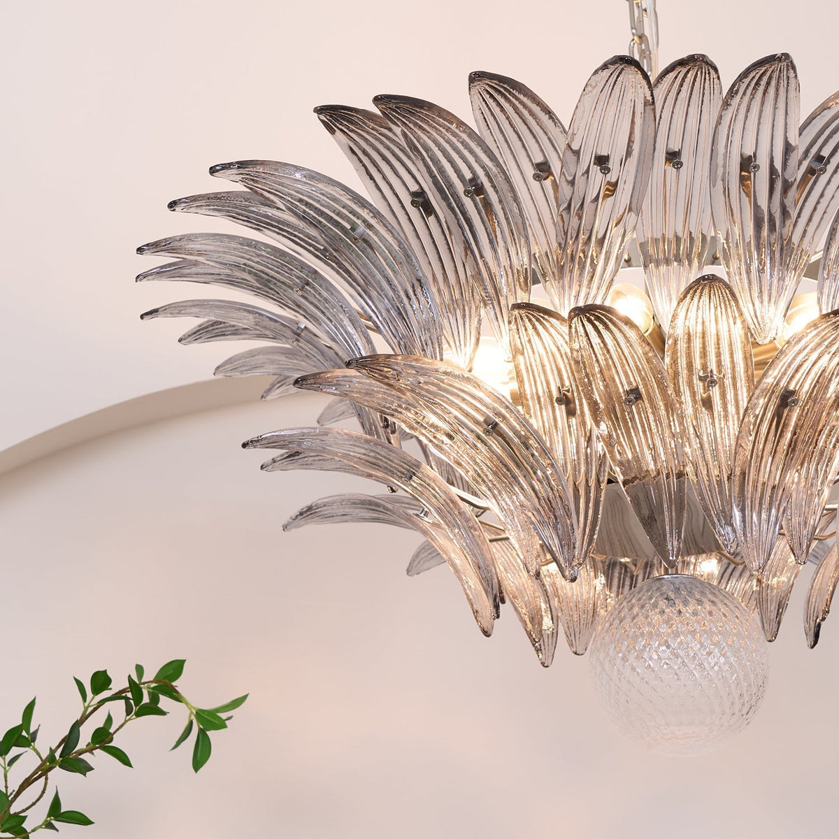 Liororira kroonluchter met gelaagde heldere Murano-glasbladeren
