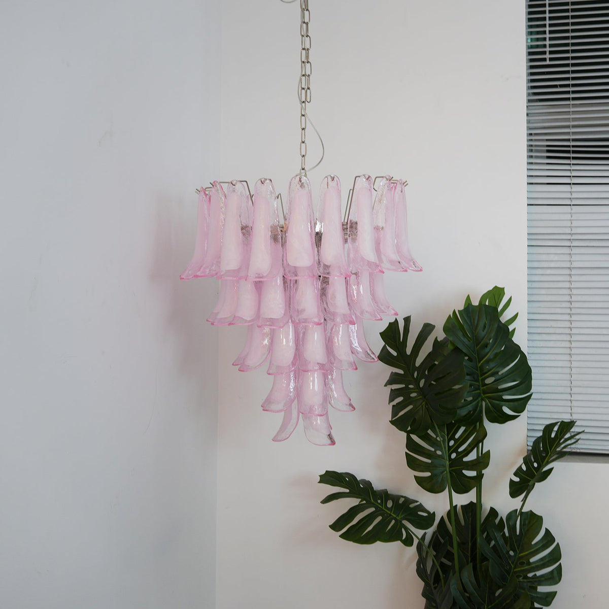 Velorira kroonluchter met roze Murano-glas bloemblaadjes cascade