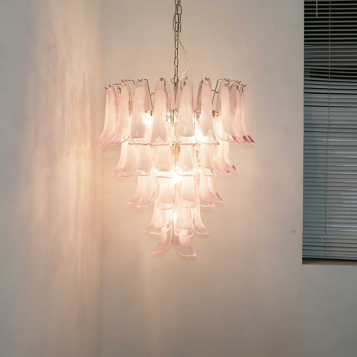 Velorira kroonluchter met roze Murano-glas bloemblaadjes cascade