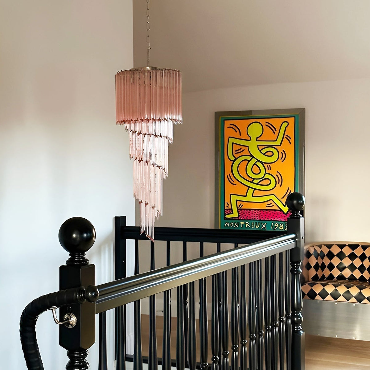 Reninelle kroonluchter met roze prisma's en spiraalontwerp