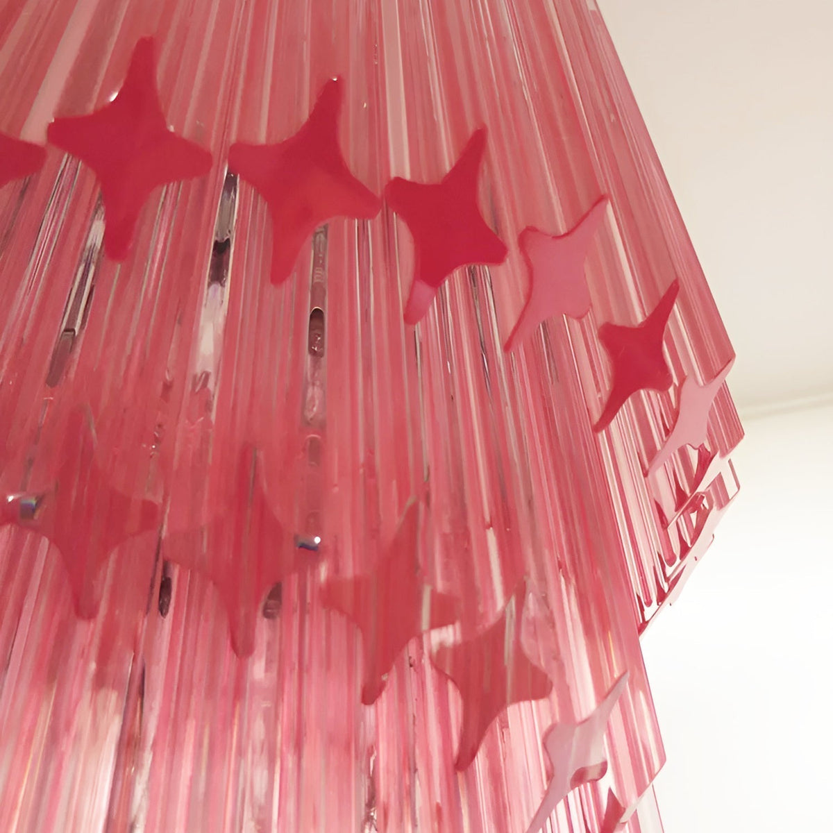 Reninelle kroonluchter met roze prisma's en spiraalontwerp