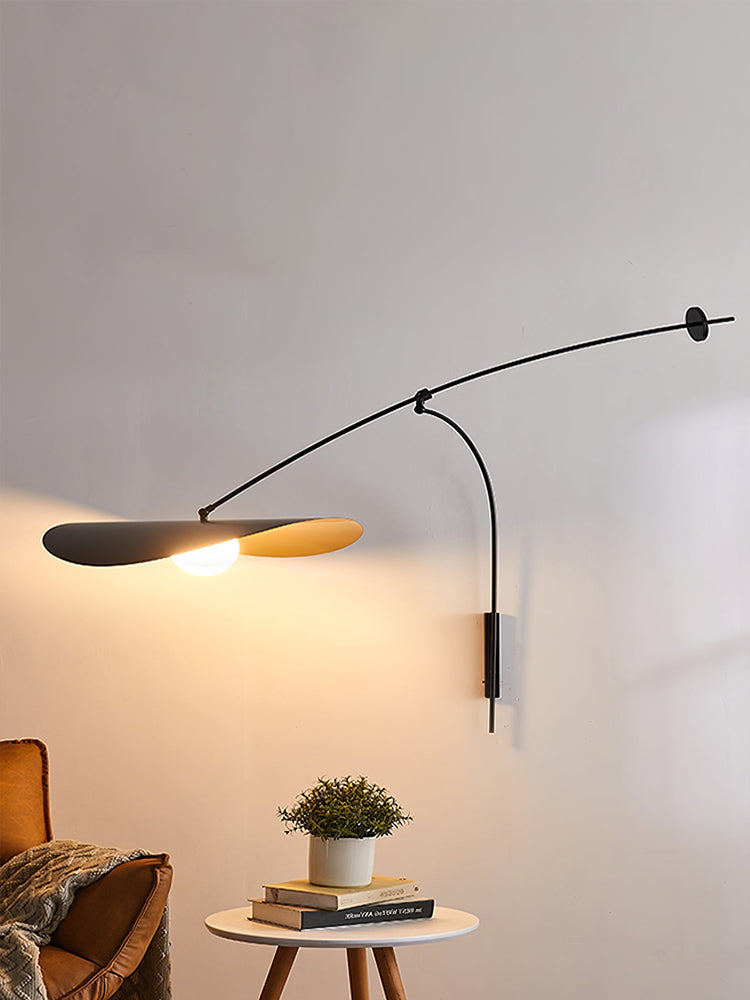 Tirove wandlamp van glas in minimalistisch ontwerp