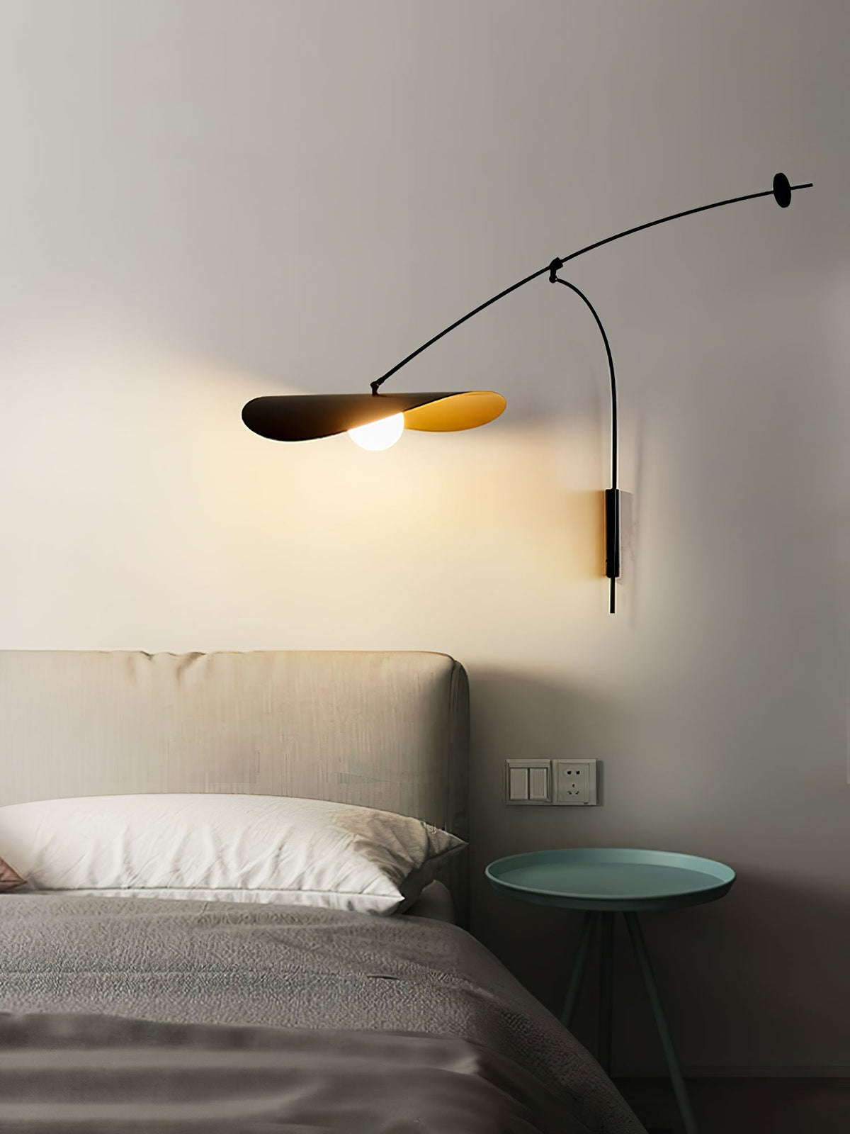 Tirove wandlamp van glas in minimalistisch ontwerp