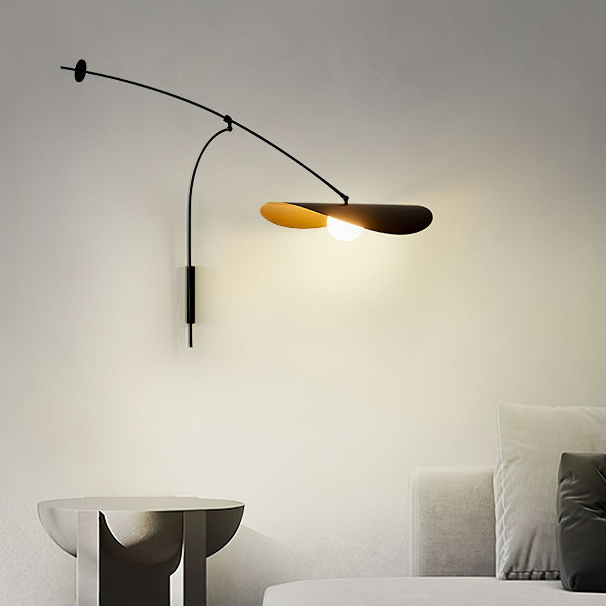 Tirove wandlamp van glas in minimalistisch ontwerp