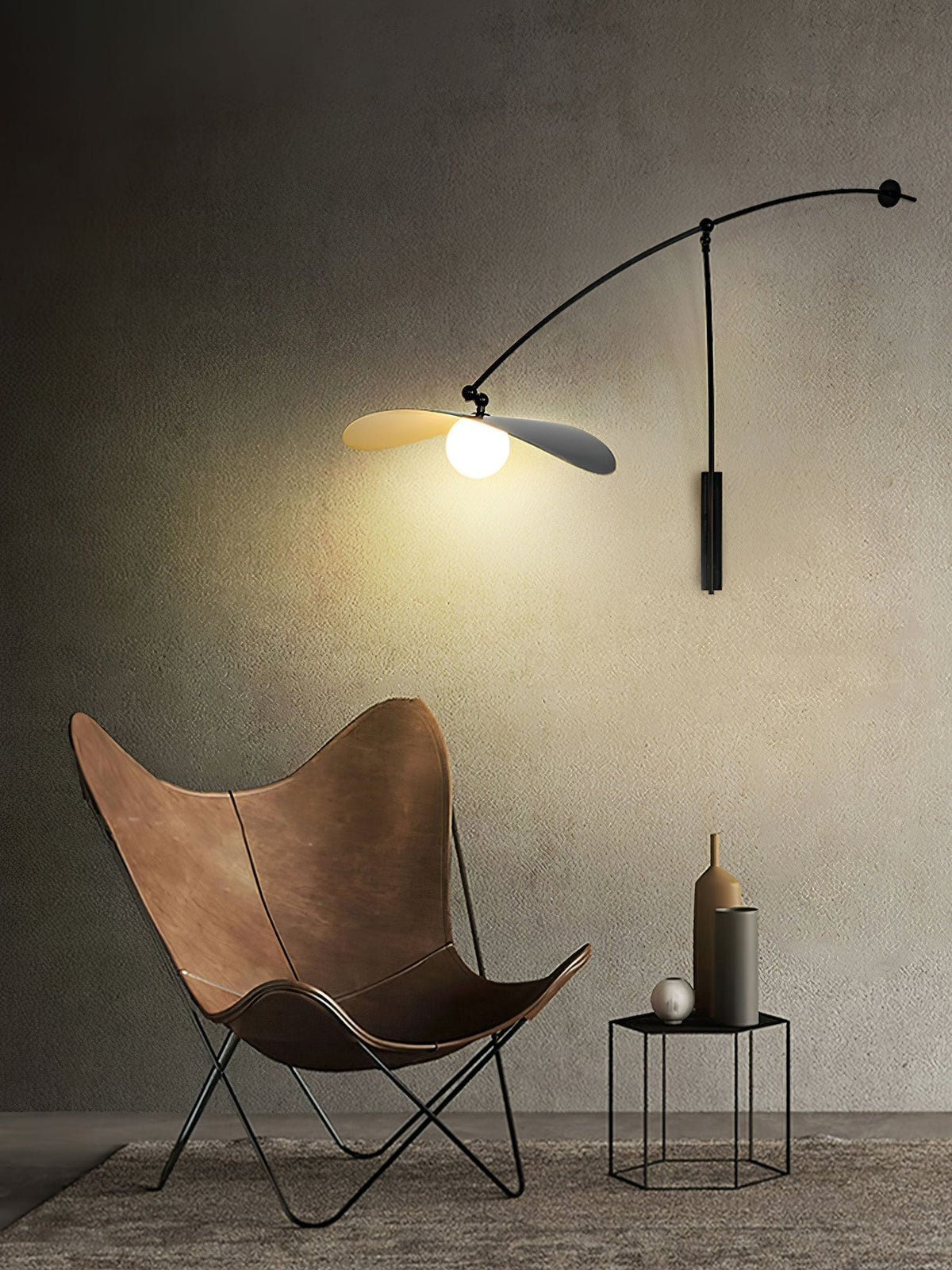 Tirove wandlamp van glas in minimalistisch ontwerp