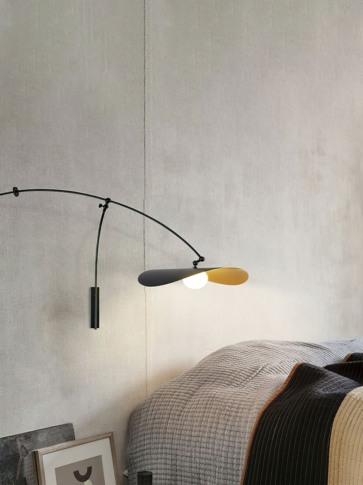 Tirove wandlamp van glas in minimalistisch ontwerp