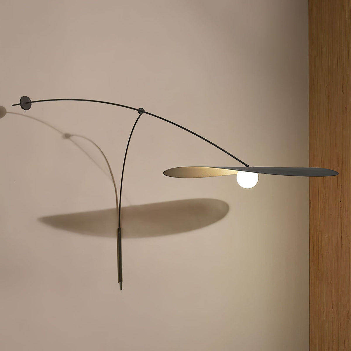 Tirove wandlamp van glas in minimalistisch ontwerp