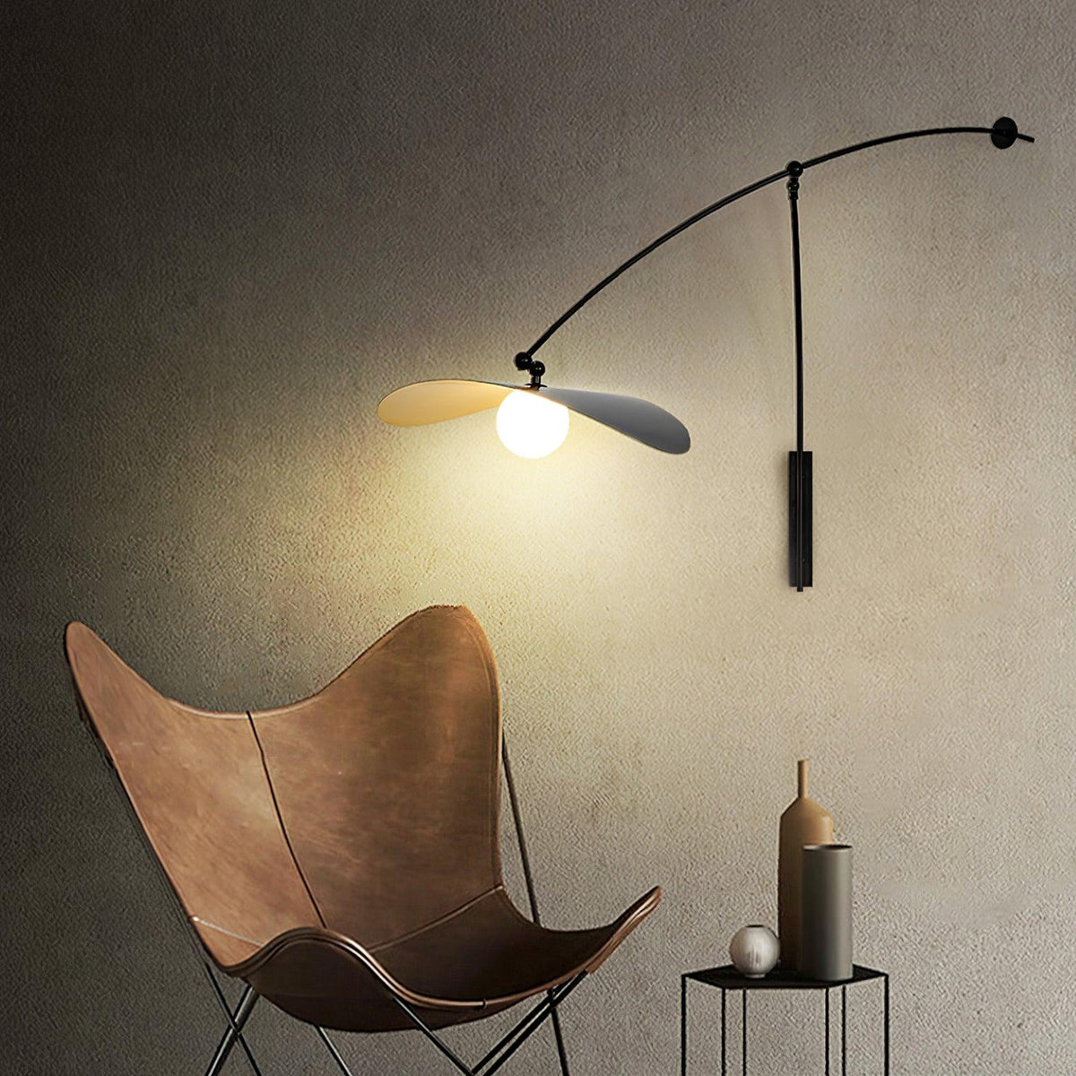 Tirove wandlamp van glas in minimalistisch ontwerp
