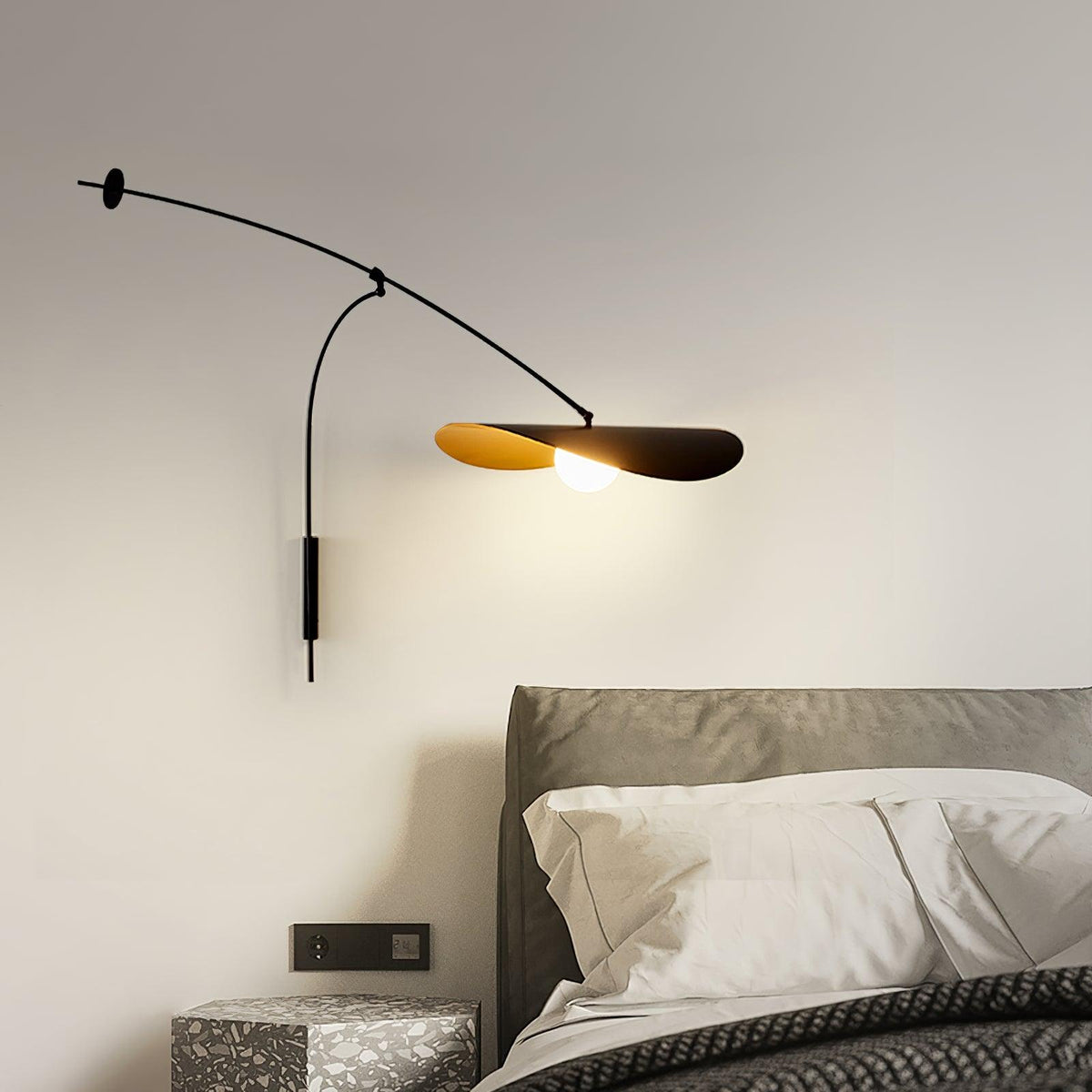 Tirove wandlamp van glas in minimalistisch ontwerp