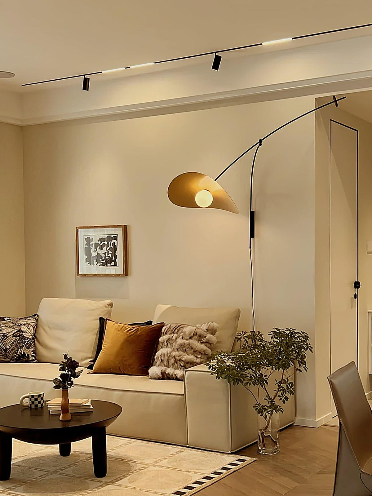 Tirove wandlamp van glas in minimalistisch ontwerp