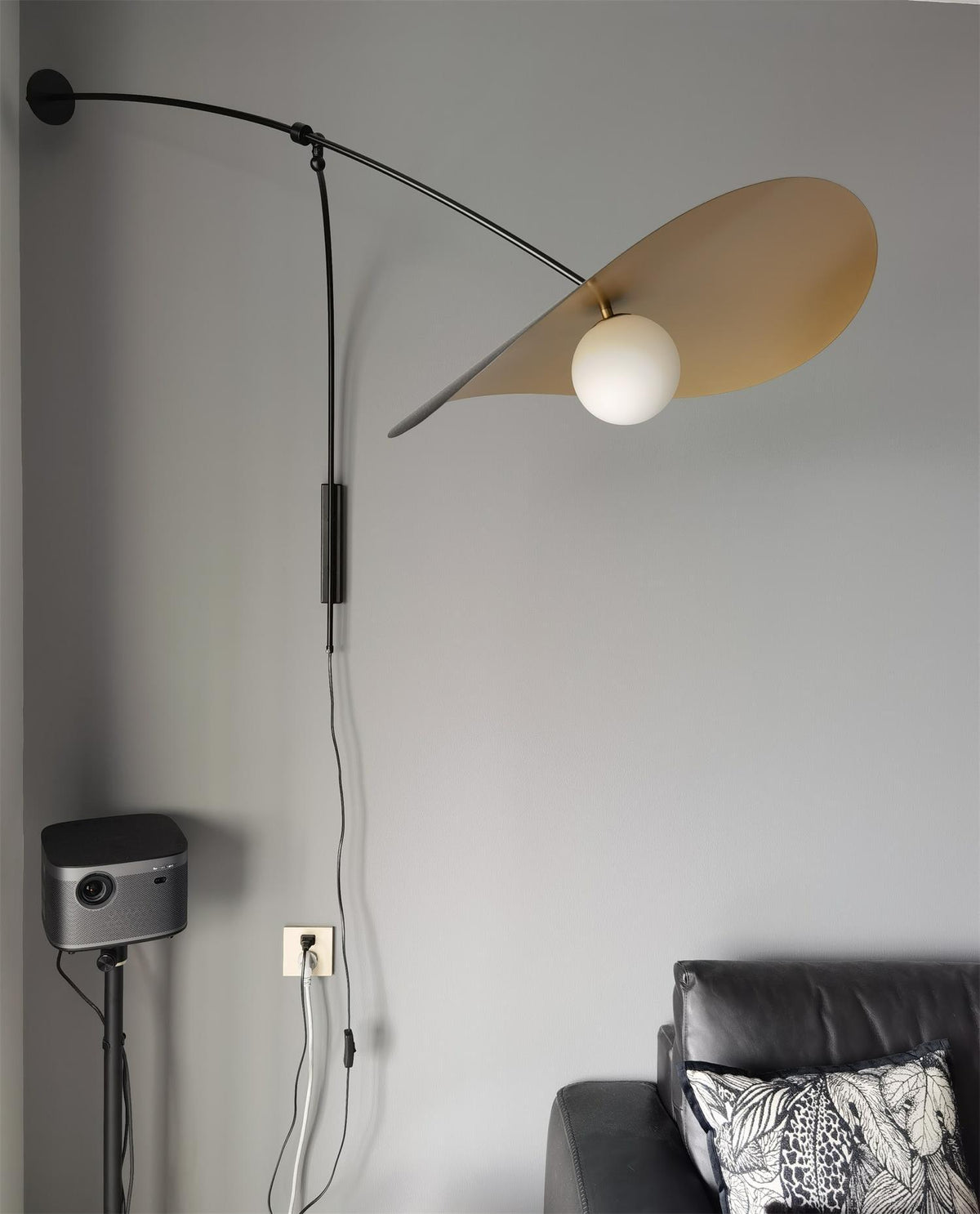 Tirove wandlamp van glas in minimalistisch ontwerp