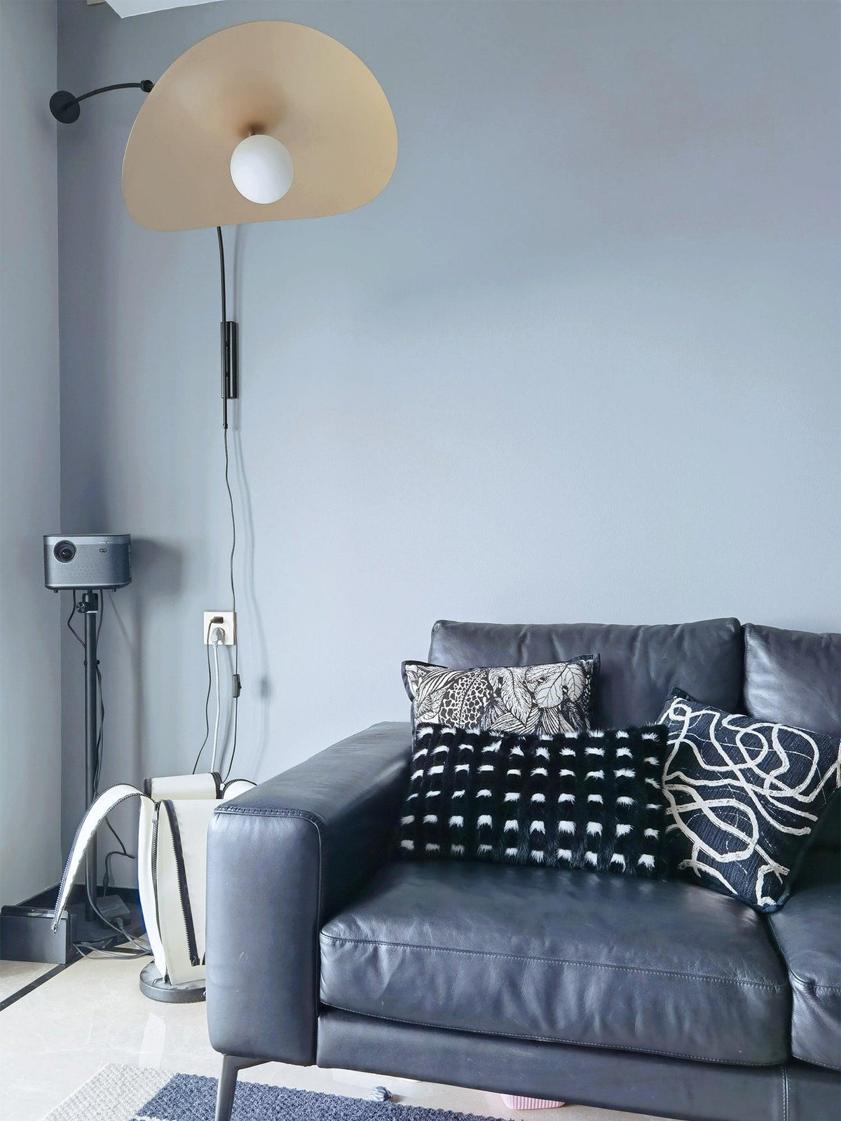 Tirove wandlamp van glas in minimalistisch ontwerp