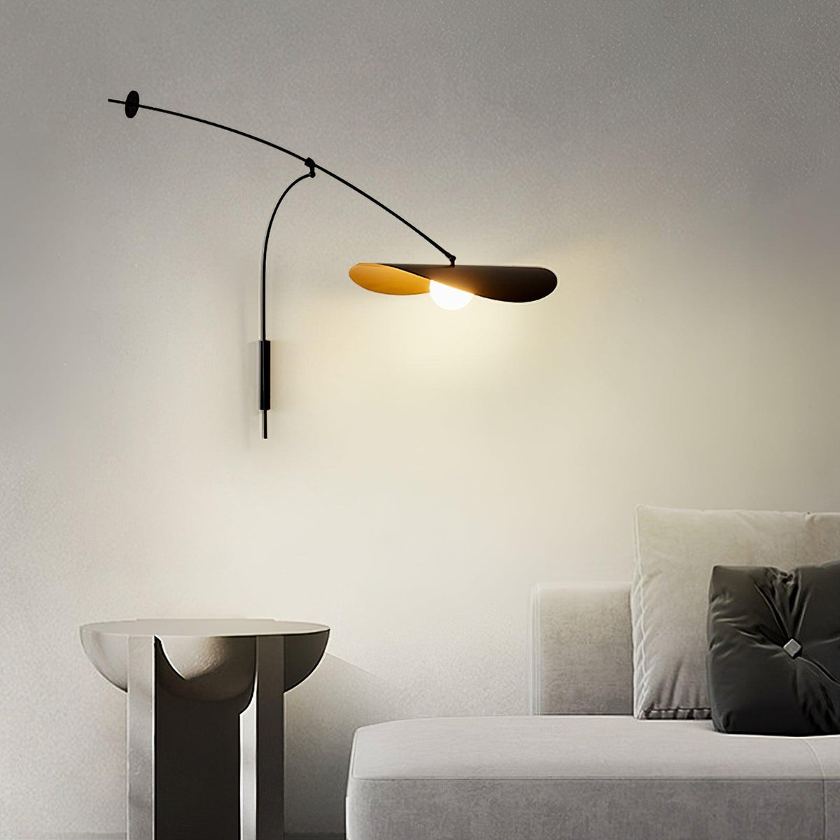 Tirove wandlamp van glas in minimalistisch ontwerp