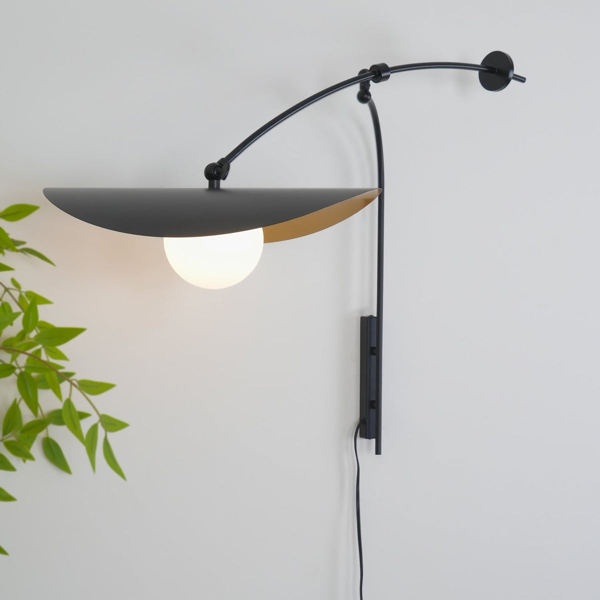 Tirove wandlamp van glas in minimalistisch ontwerp