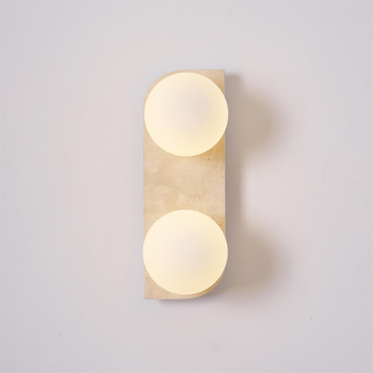 Serearia Minimalistische wandlamp van geel travertin met stekker