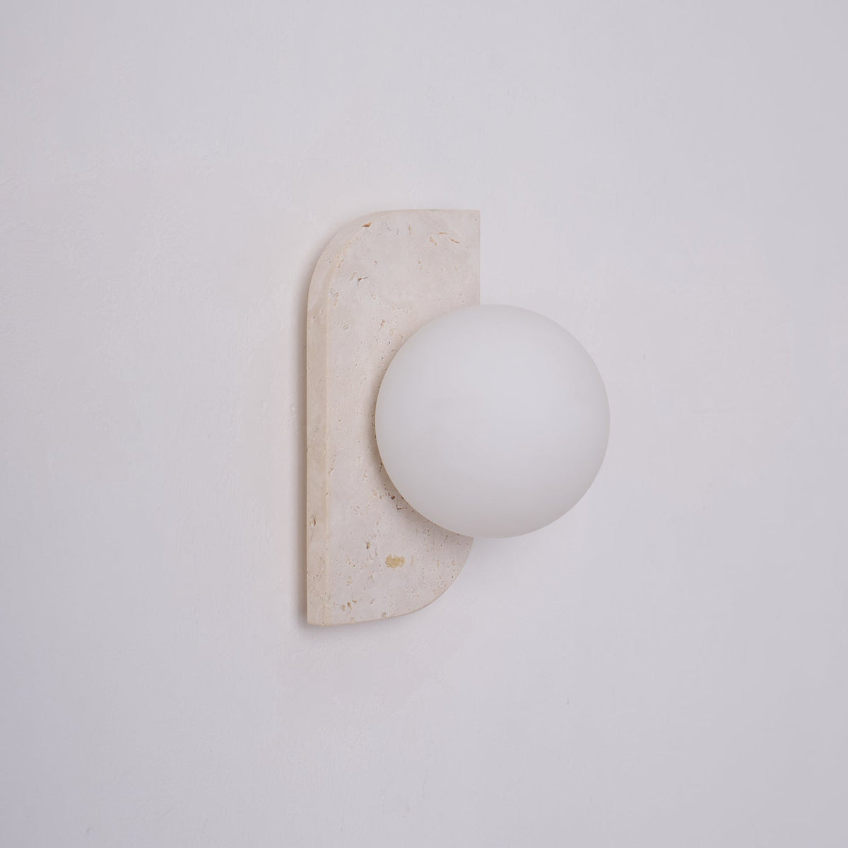 Serearia Minimalistische wandlamp van geel travertin met stekker