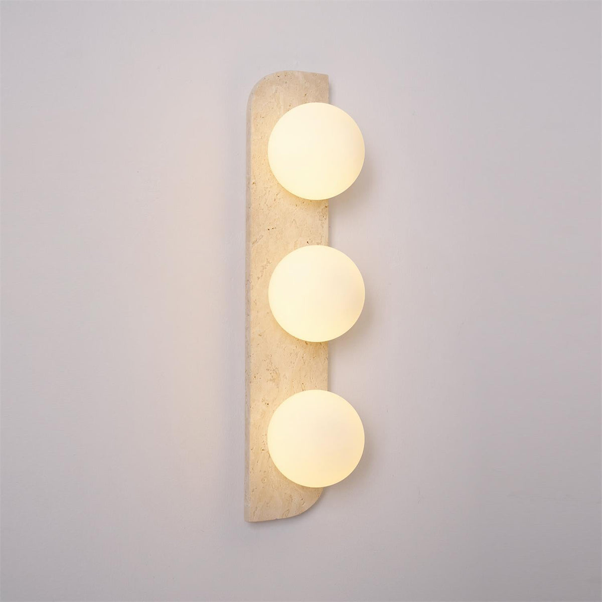 Serearia Minimalistische wandlamp van geel travertin met stekker