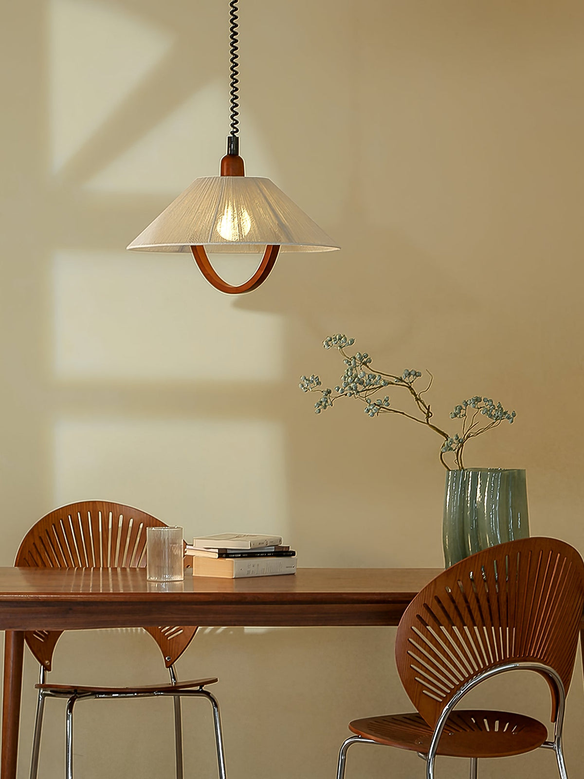 Reneria Minimalistische hanglamp van walnoot en beige