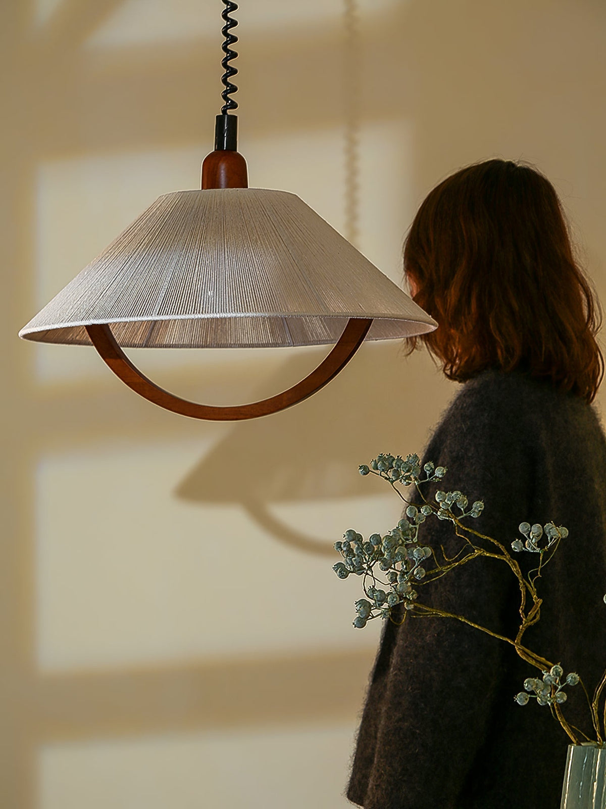 Reneria Minimalistische hanglamp van walnoot en beige