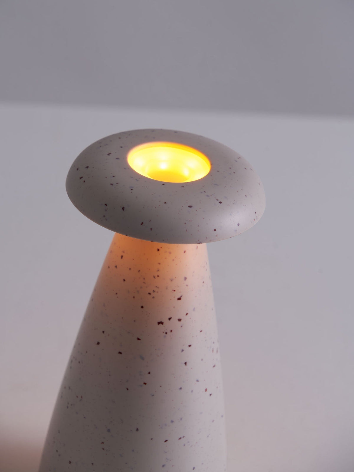 Mushroove tafellamp van keramiek in minimalistisch ontwerp
