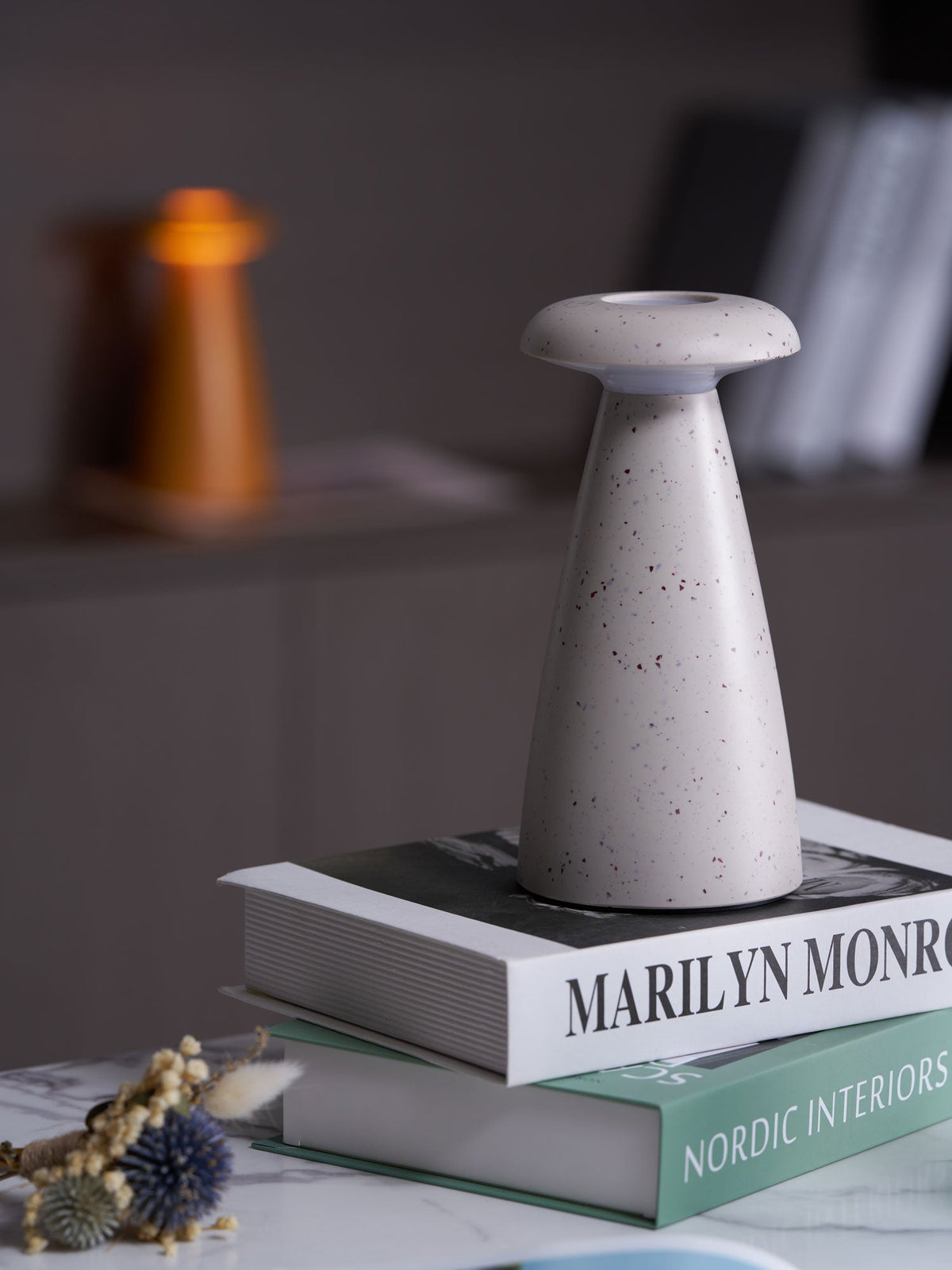 Mushroove tafellamp van keramiek in minimalistisch ontwerp