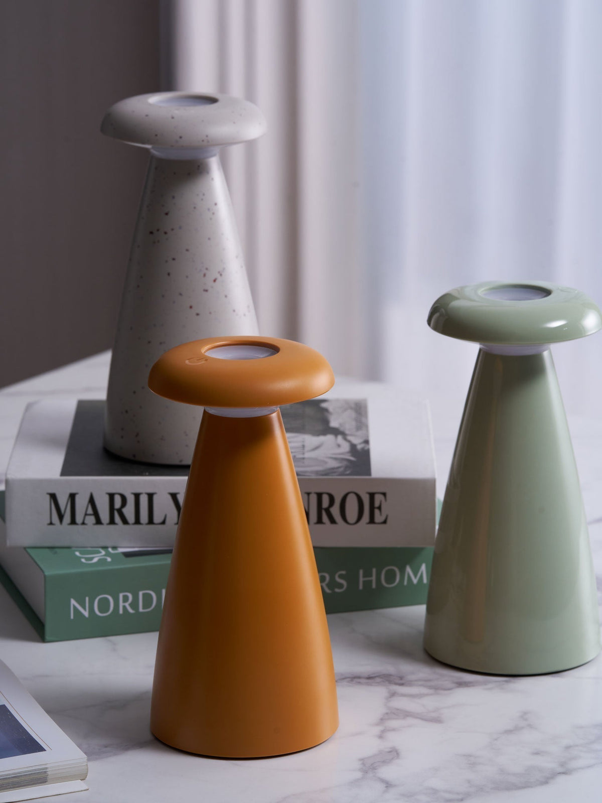 Mushroove tafellamp van keramiek in minimalistisch ontwerp
