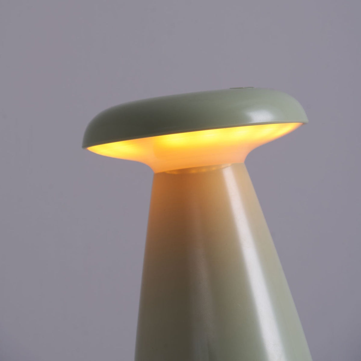 Mushroove tafellamp van keramiek in minimalistisch ontwerp