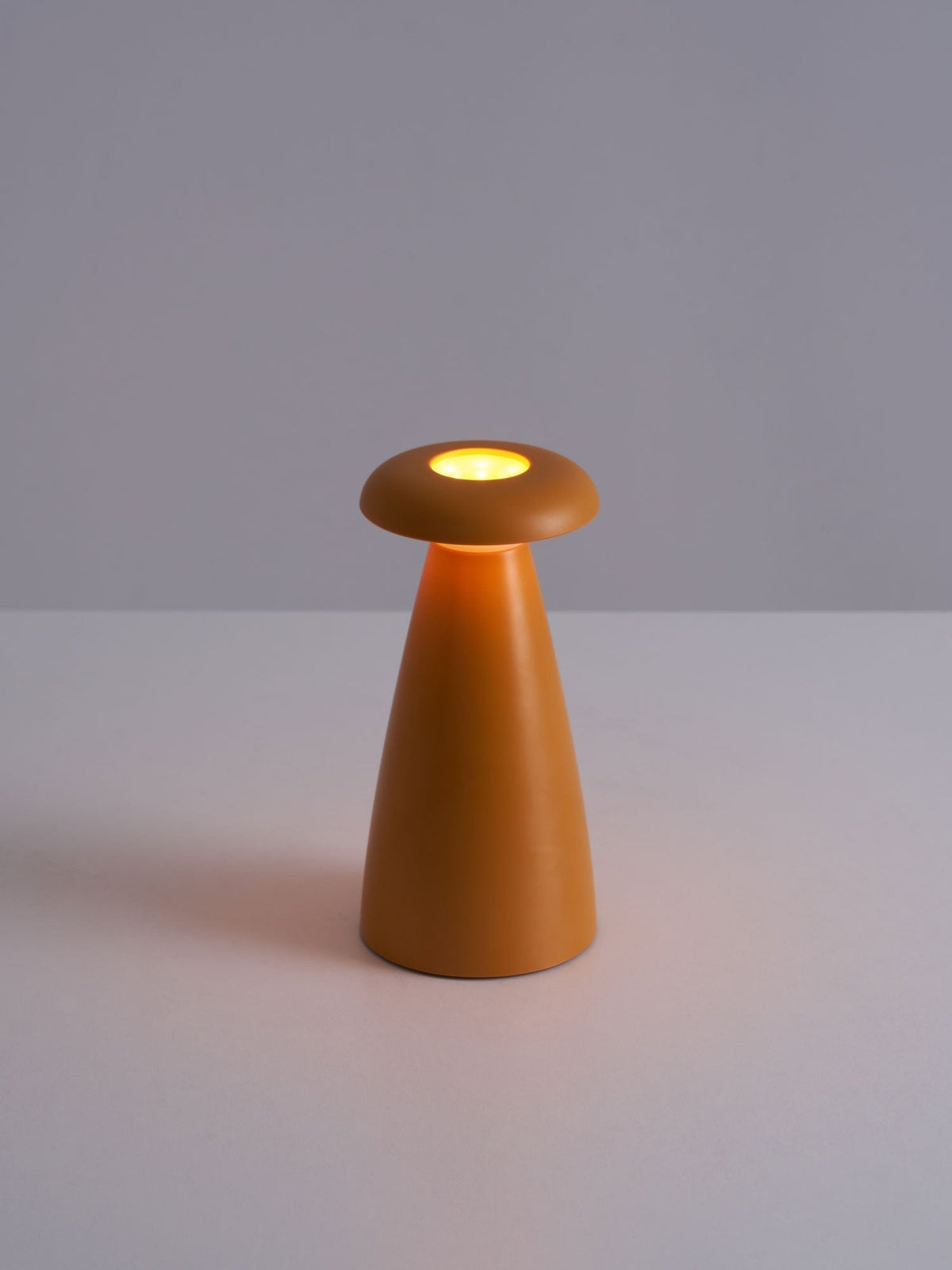 Mushroove tafellamp van keramiek in minimalistisch ontwerp