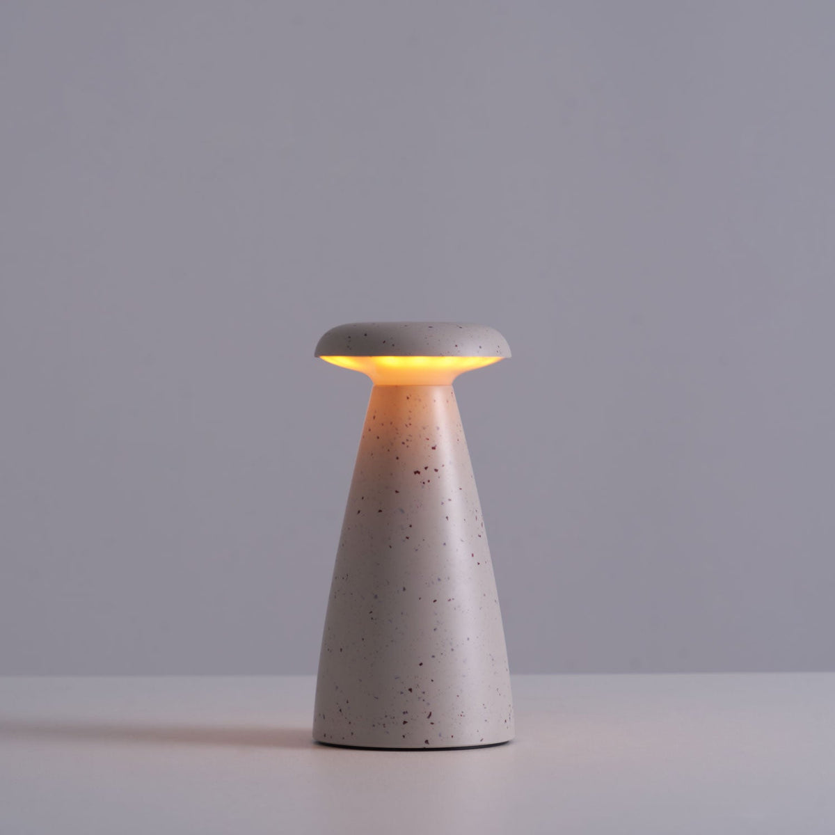 Mushroove tafellamp van keramiek in minimalistisch ontwerp