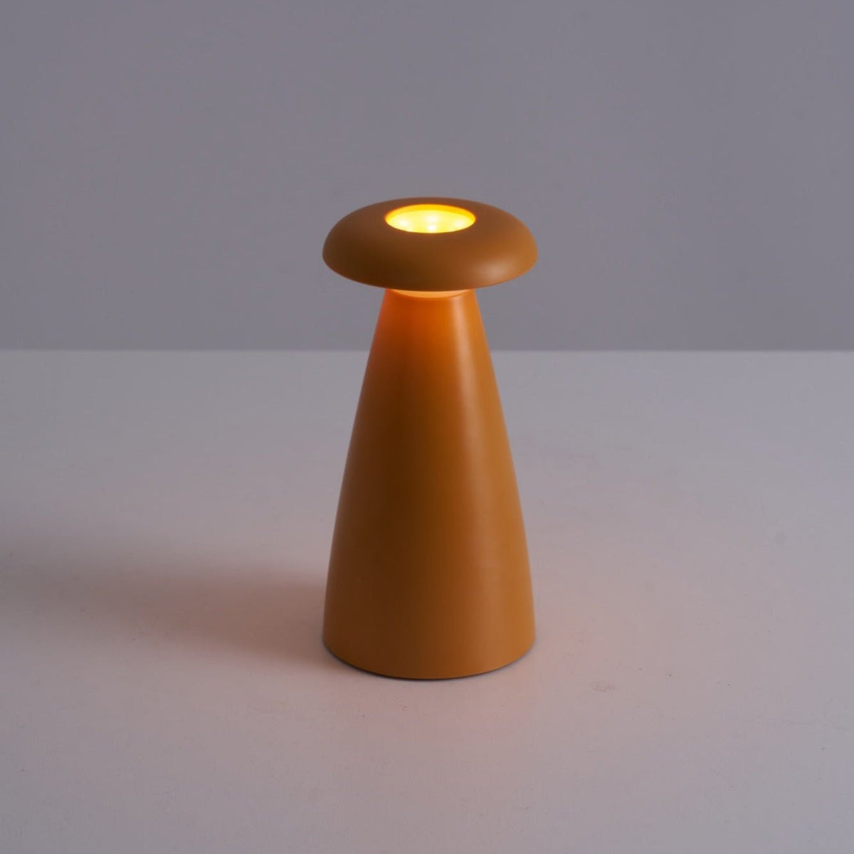 Mushroove tafellamp van keramiek in minimalistisch ontwerp