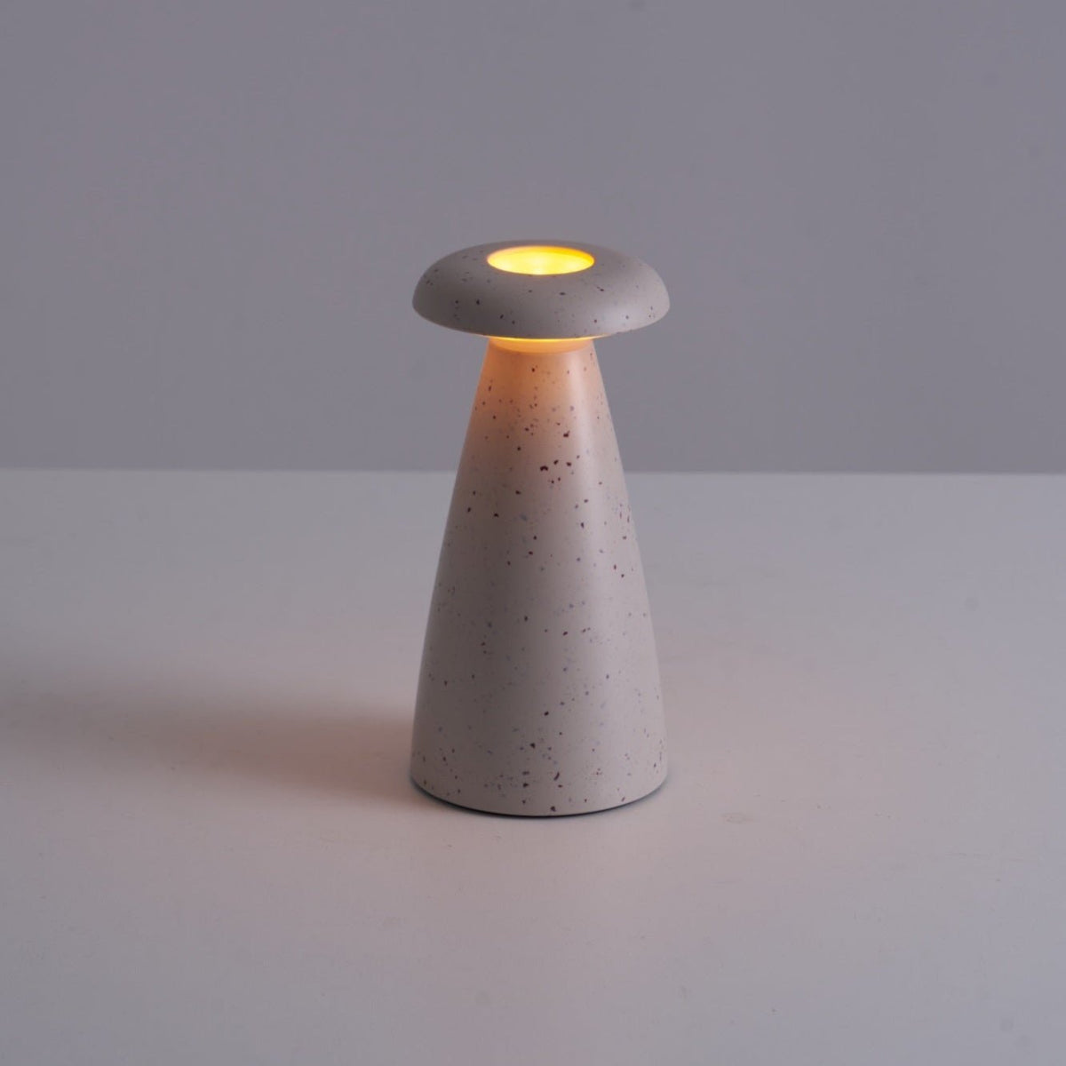 Mushroove tafellamp van keramiek in minimalistisch ontwerp