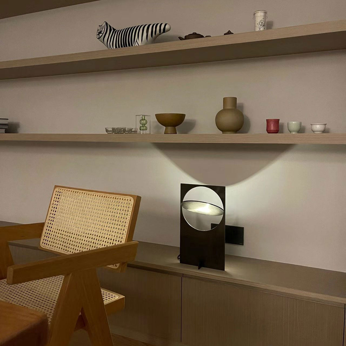 Sixor tafellamp van staal met futuristisch design