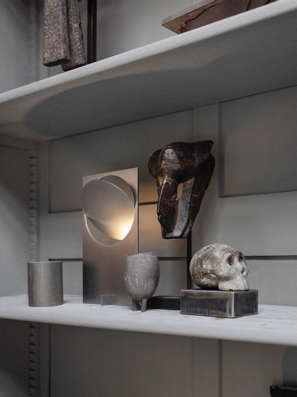 Sixor tafellamp van staal met futuristisch design