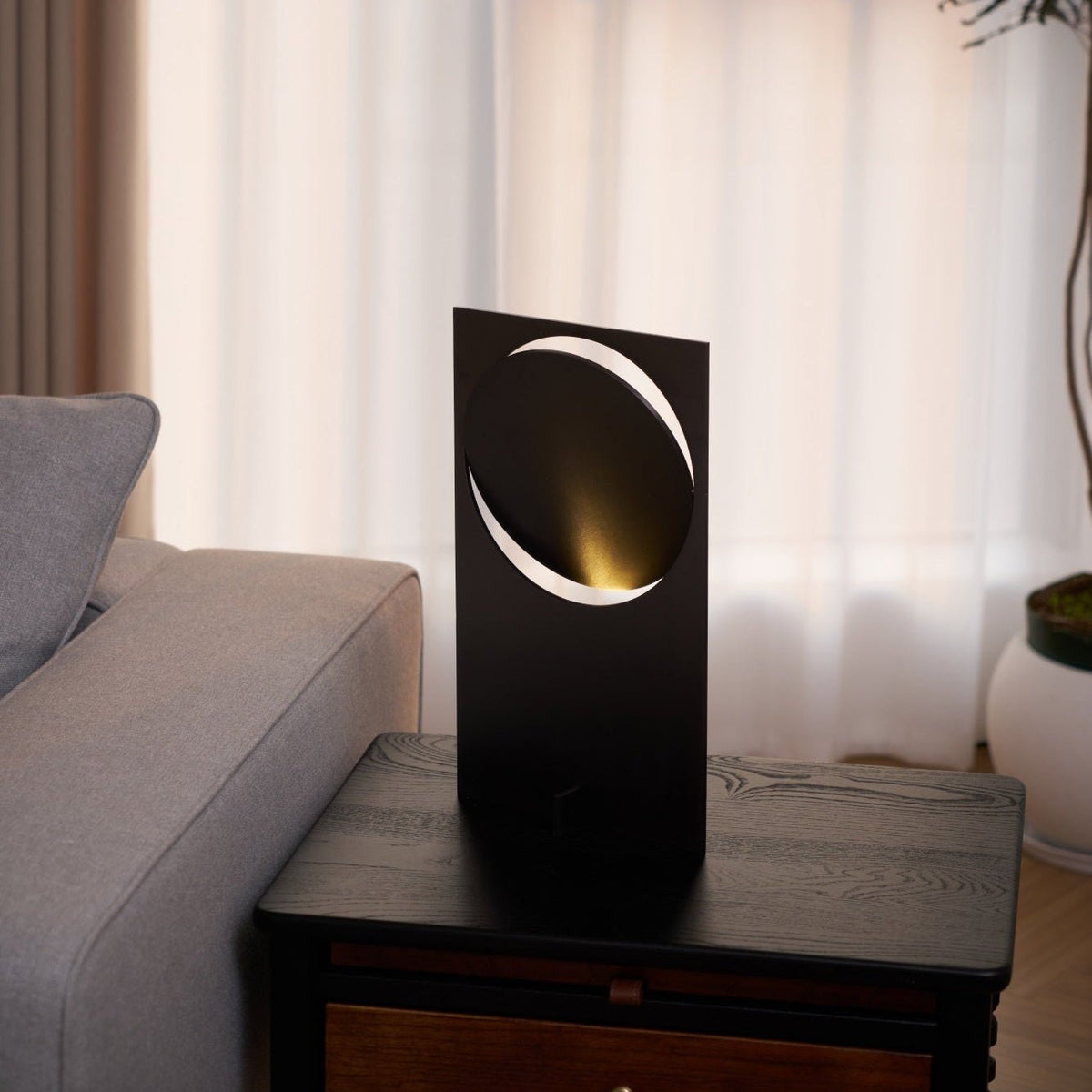 Sixor tafellamp van staal met futuristisch design