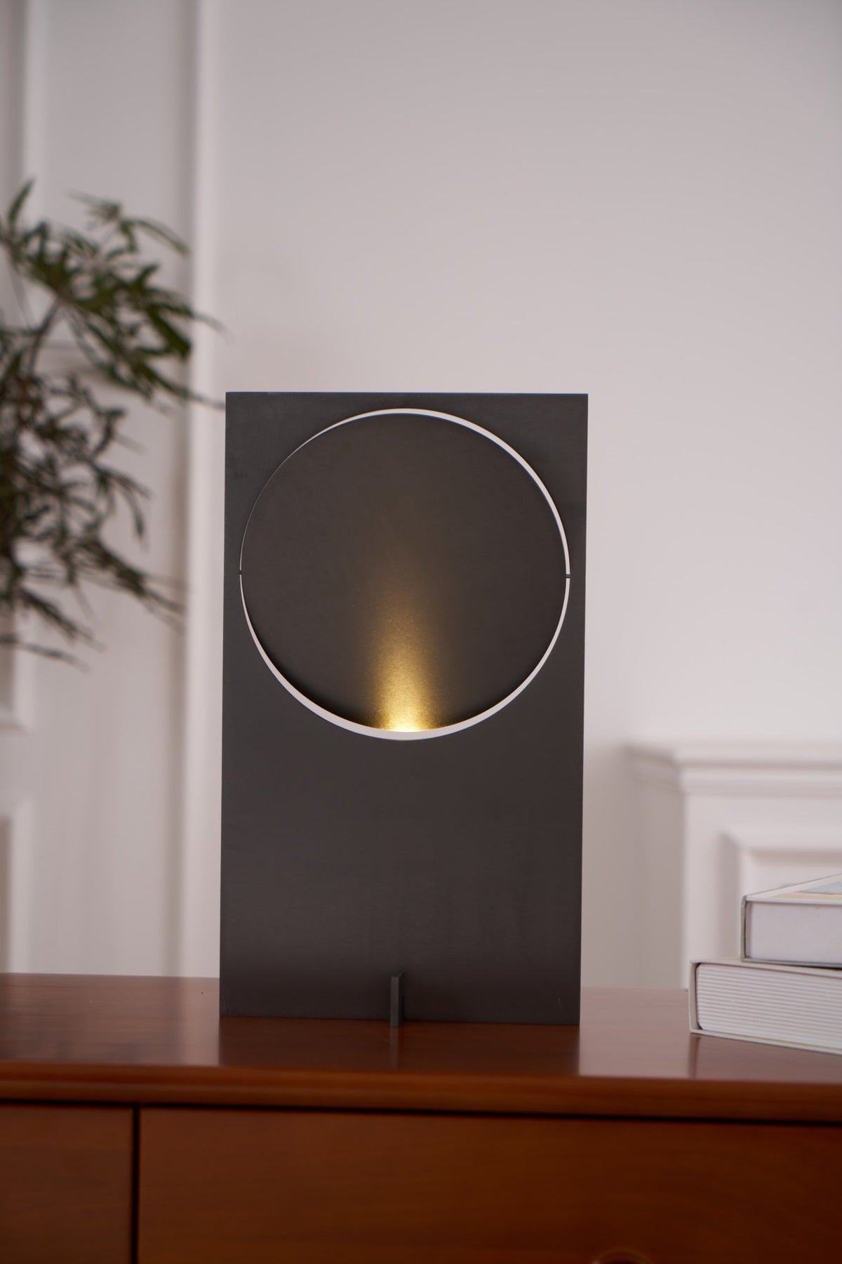 Sixor tafellamp van staal met futuristisch design