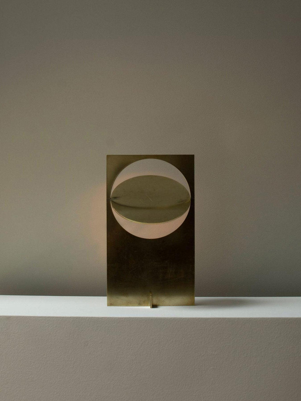 Sixor tafellamp van staal met futuristisch design