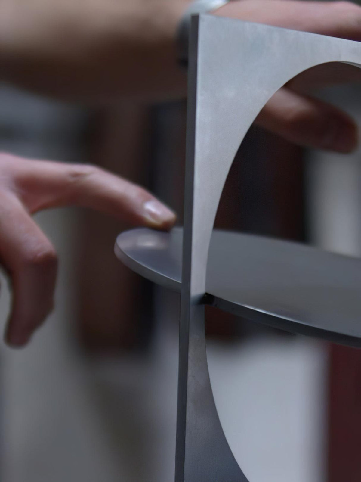 Sixor tafellamp van staal met futuristisch design