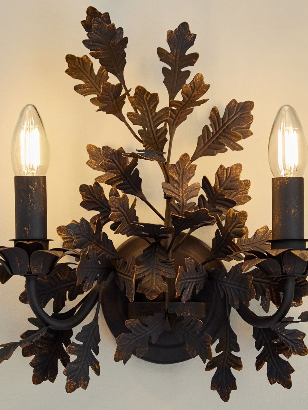 Orvaline wandlamp in gevlochten ijzer met eikenvormige bladeren