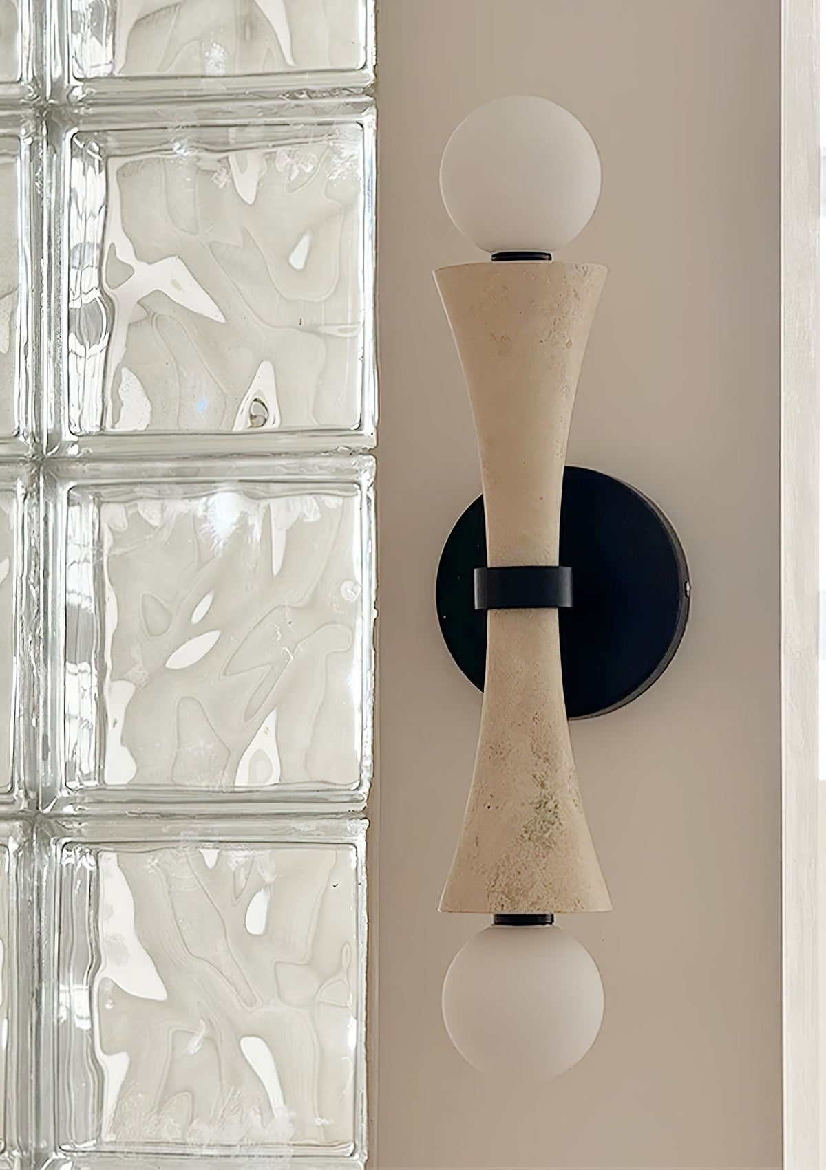 Oloriel sculpturale wandlamp van geel travertin