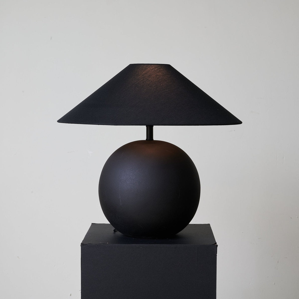 Elara Minimalistische tafellamp van keramiek