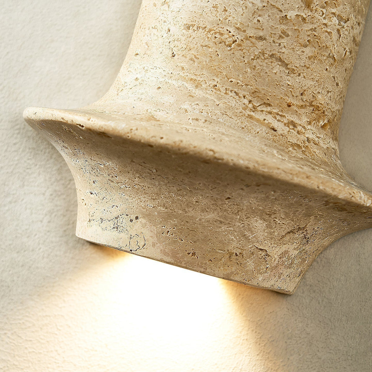 Xena sculpturale wandlamp van geel travertin